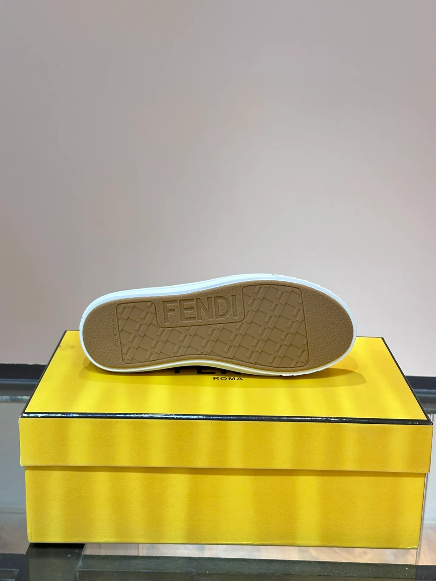 Men's Men's Shoes 💰380 [New Style] 🍿🍿Fendi Fendi Casual Sneakers Skateboard Shoes, the new Domino sneakers have become a favorite shoe. For those who want to create a simple and FENDI-characteristic look, this shoe is the perfect choice. Because this sneaker is one of the most cost-effective among FENDI's entry-level sneakers, it provides a great opportunity to attract and attract all customers who love easy and comfortable everyday sneakers. Size: 38-45 (men’s size 38.45 customized)